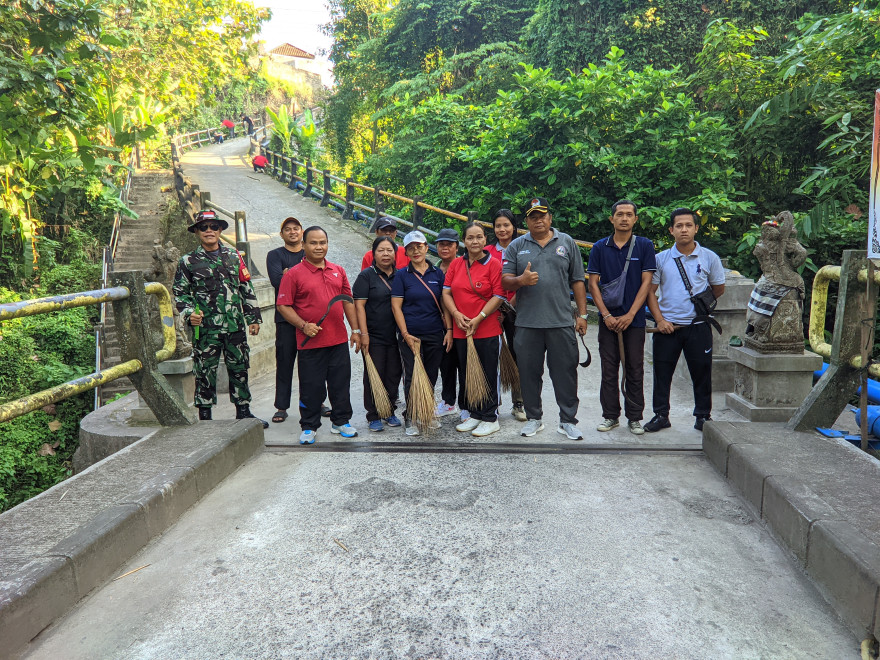 Kegiatan Bulan Bakti Gotong Royong di Desa Pandak Bandung