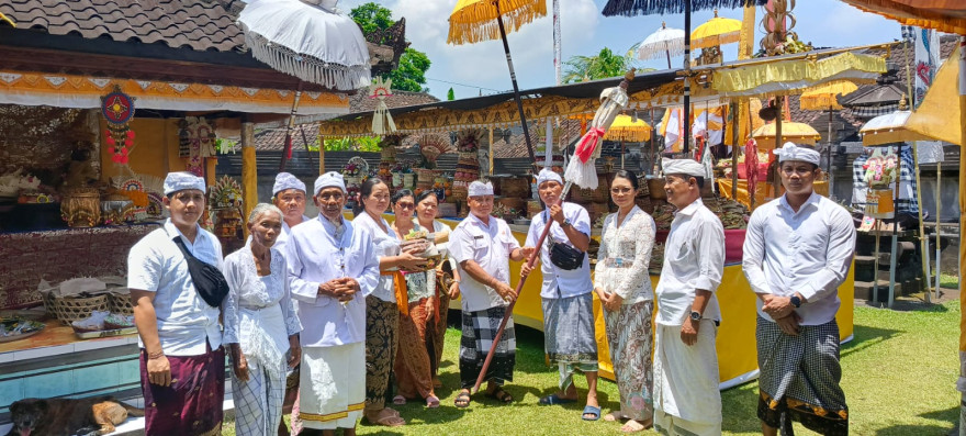 Pemerintah Desa Pandak Bandung Laksanakan Sembahyang Bersama di Pura Sangkepan Banjar Laing